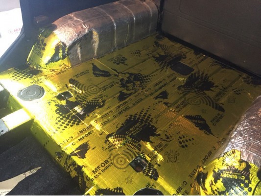 Шумоизоляция пола, арок и щитка моторного отсека