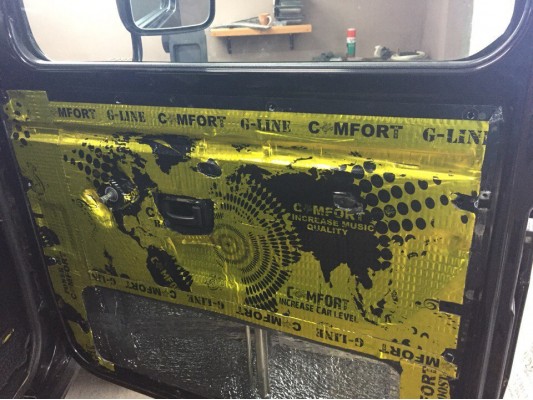 Шумоизоляция пола, арок и щитка моторного отсека